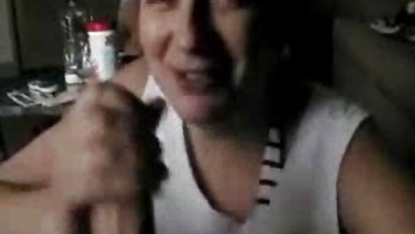 Η Χόουπ Χάουελ φοράει μικροσκοπικά σορτς καθώς βγάζει και παρουσιάζει το Dildo της