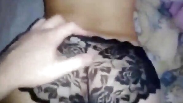 Καυλιάρης με τατουάζ μωρό με το μεγάλο στήθος με μεταξένιο λεοπάρ μοτίβο αποφασίζει να γυμναστεί και να παίξει με το μουνί της