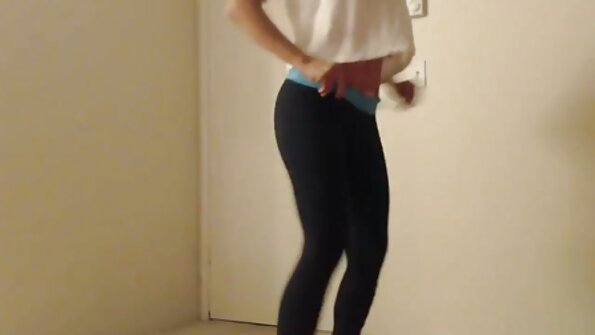 Busty κορίτσι Webcam με λευκά εσώρουχα και μπότες