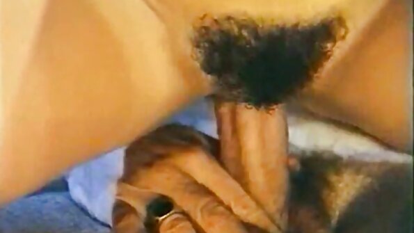 Ψηλή μαύρα μαλλιά μωρό Denisa Doll τυλίγει τα απαλά χείλη της γύρω από το πουλί της για να δείξει τις ικανότητές της στο πιπίλισμα και μετά τον οδηγεί βαθιά στο σφιχτό μουνί της