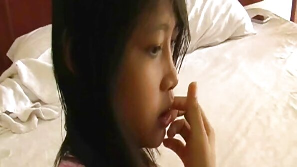 Ένα νεαρό κορίτσι δείχνει τα καθαρά ξυρισμένα χείλη της