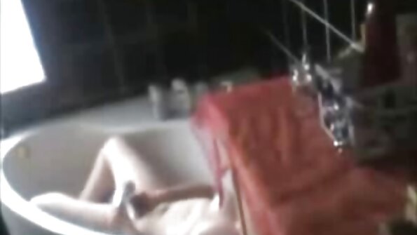 Η Λούσι Άνν γδύνεται γυμνή στη βεράντα