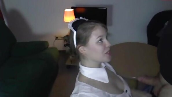 Η Kate C φαίνεται λαμπρή σε αυτό το βίντεο καθώς πειράζει σαγηνευτικά από το υπέροχο κολεγιακό της ντύσιμο