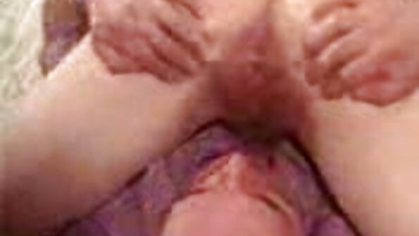 Η Νοζόμι χαϊδεύει ένα τεράστιο πούτσο με τα χείλη της