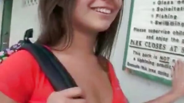 Η σέξι Nataly Bloo χρησιμοποιεί μια αντλία μουνιού στα χείλη της