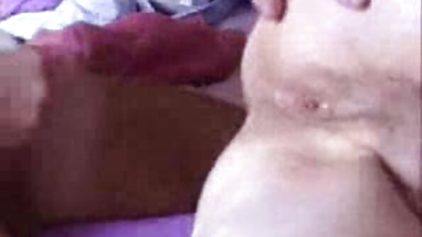 Η Busty Alli παίζει απαλά με τα μεγάλα ζουμερά στήθη της